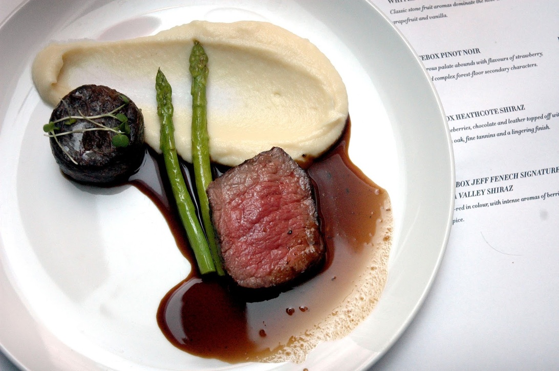Fein angerichtetes Rinderfilet mit Spargel und Kartoffelpüree als Beispiel für gelungenes Food Pairing